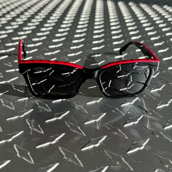 Chanel CH5417 Square Logo Sunglasses in Black/Red CHANEL CH5417 1794/S8 54 Sunglasses | Bassol Optic Belgium main image 4